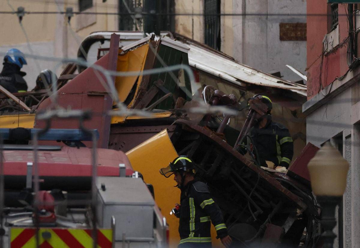 Strage di turisti a Lisbona nello schianto della funicolare, lutto nazionale in Portogallo -