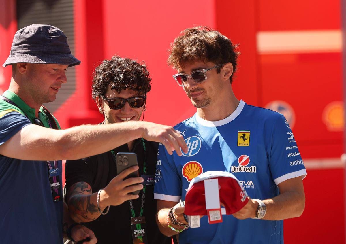 Gp Monza, Leclerc gira per il circuito... in bicicletta: il boato dei tifosi della Ferrari - 