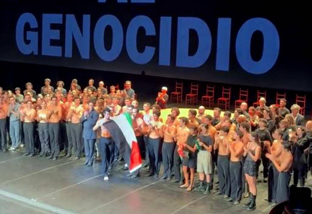 Roberto Bolle sul palco con bandiera Palestina, il messaggio per Gaza - 
