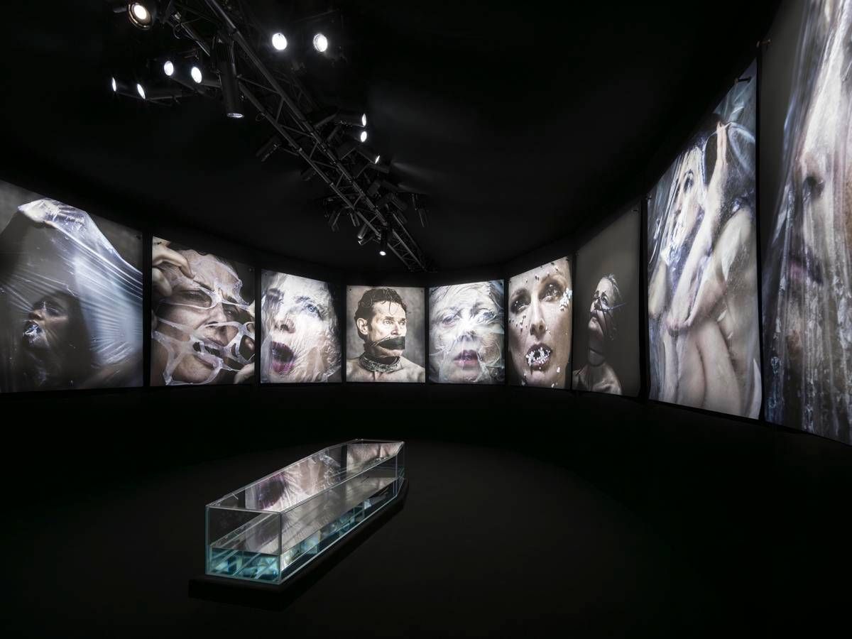 Fabrizio Ferri incarta le star nella plastica -