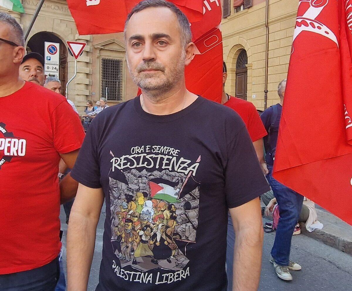 Fermato in stazione per una maglietta pro-Palestina | È davvero un attacco alla libertà di espressione? - 
