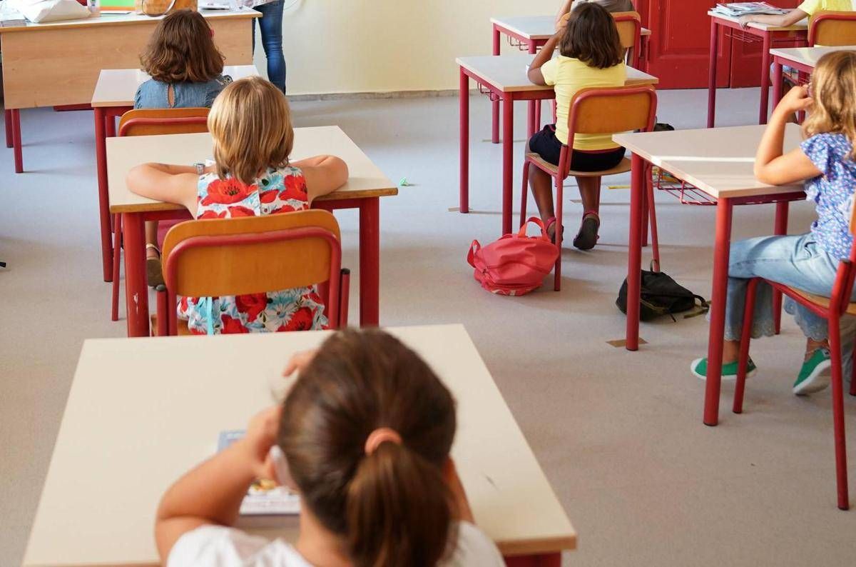 Bimbo caduto da terrazzo scuola a Genova, la procura valuta lesioni colpose o abbandono di minore - 