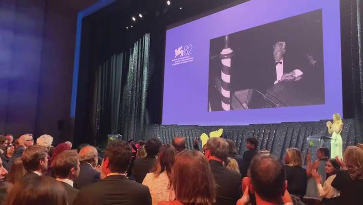 Venezia 82, standing ovation per Giorgio Armani: l'omaggio del Lido - 