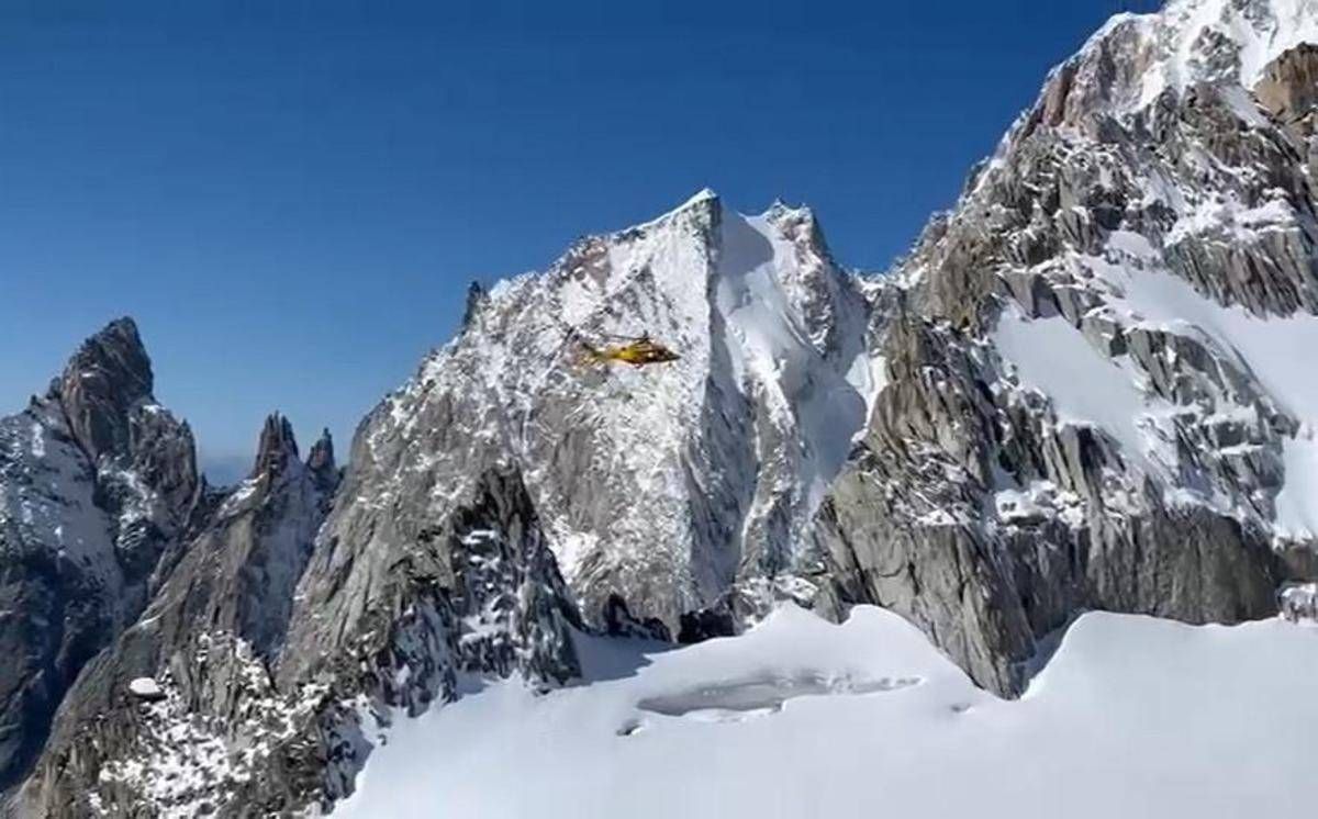 Monte Bianco, alpinista precipita per 150 metri -