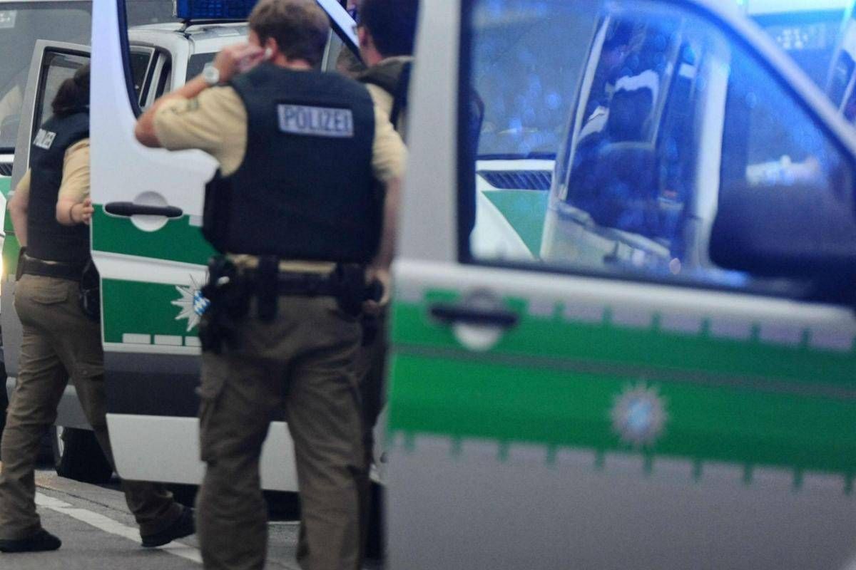Auto su folla a Berlino: diversi feriti, tra loro anche dei bambini -