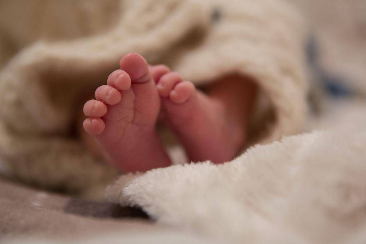 Roma, bimbo 4 mesi trovato privo di sensi dai genitori muore all'arrivo in ospedale - 