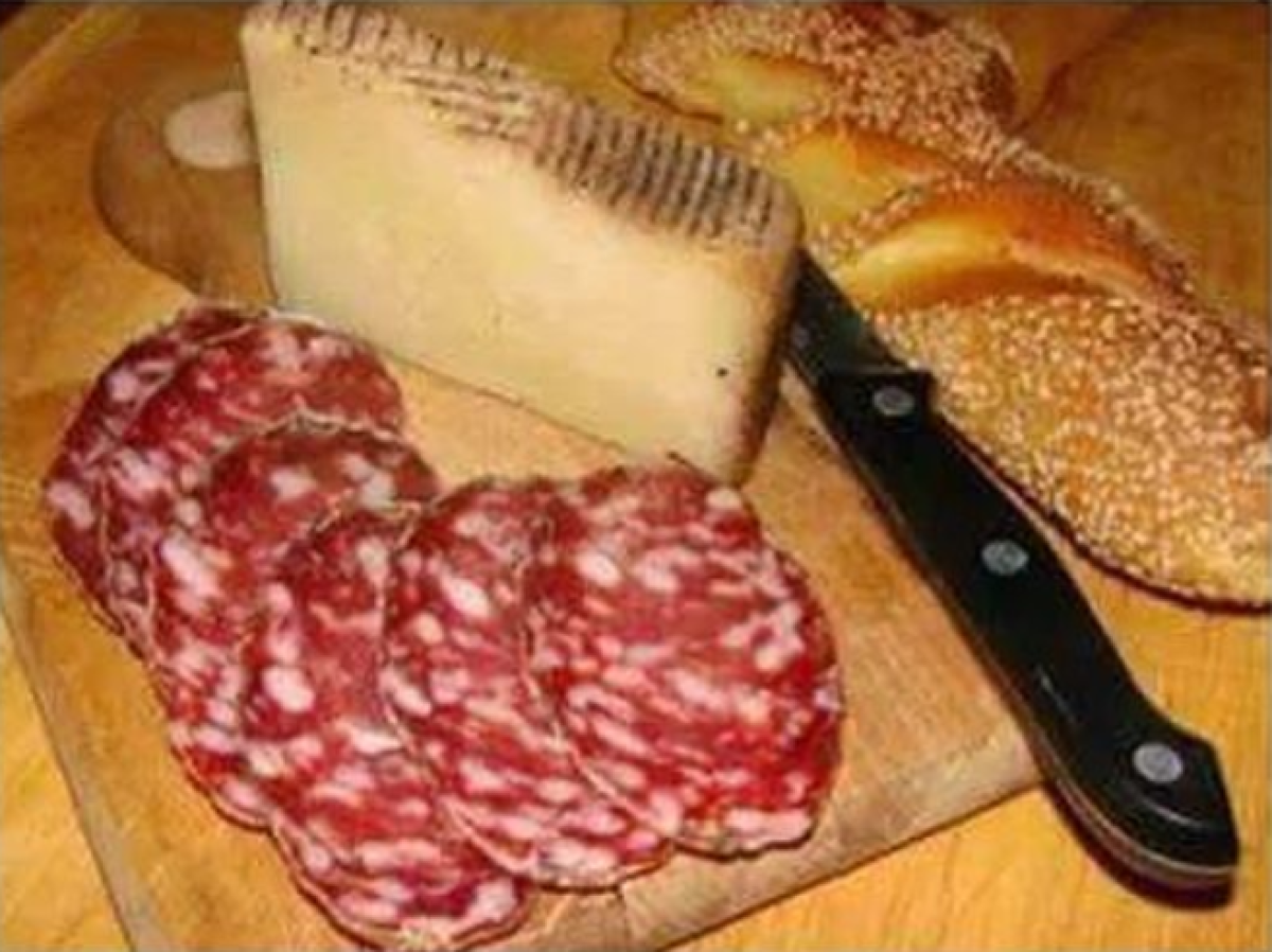 Pane, salame e formaggio: quando la cena era fatta di semplicità - 