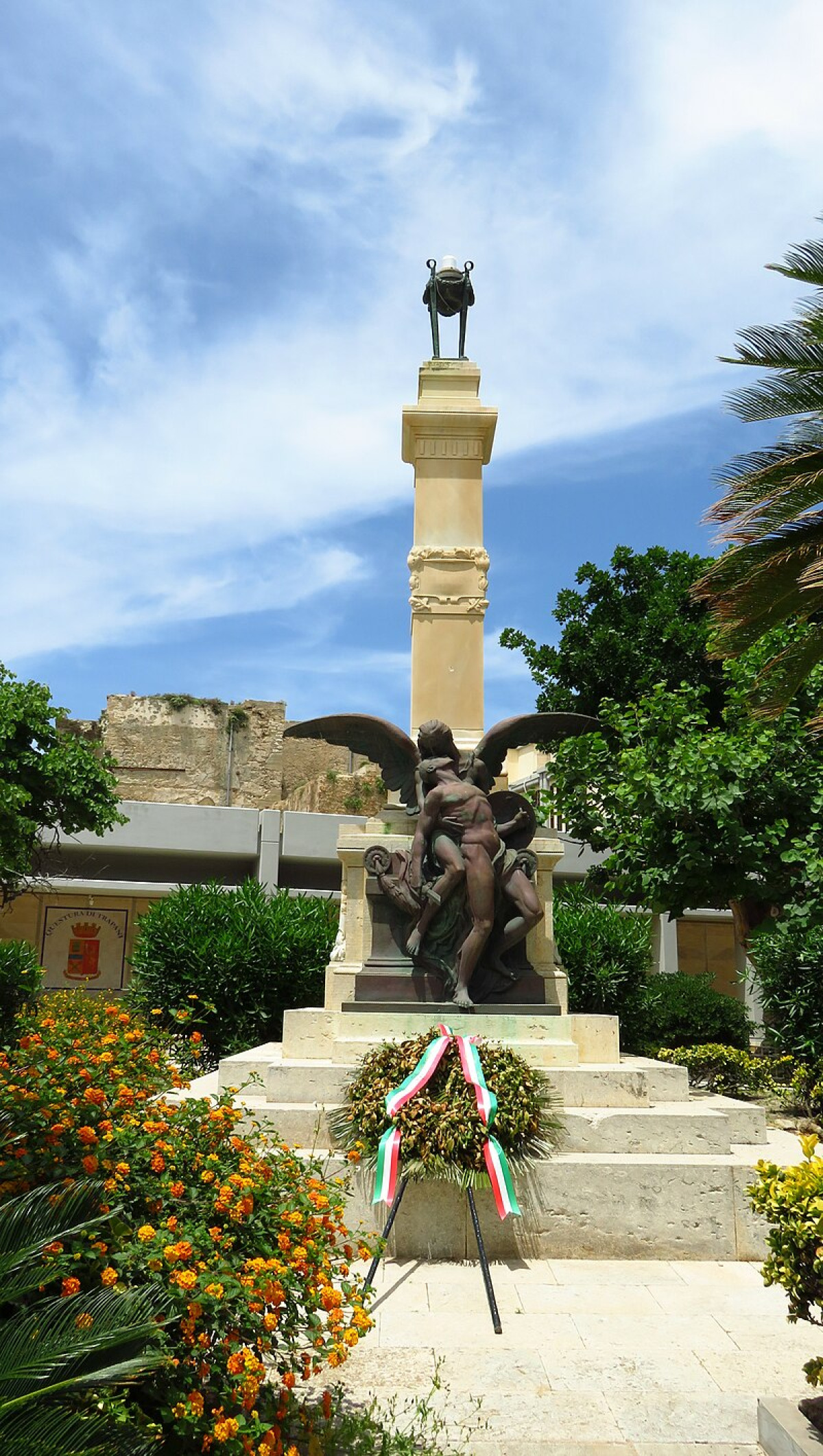 La statua trapanese che parla di eroi dimenticati e nasconde un messaggio scolpito nella pietra - Foto: Sicilarch/Wikipedia