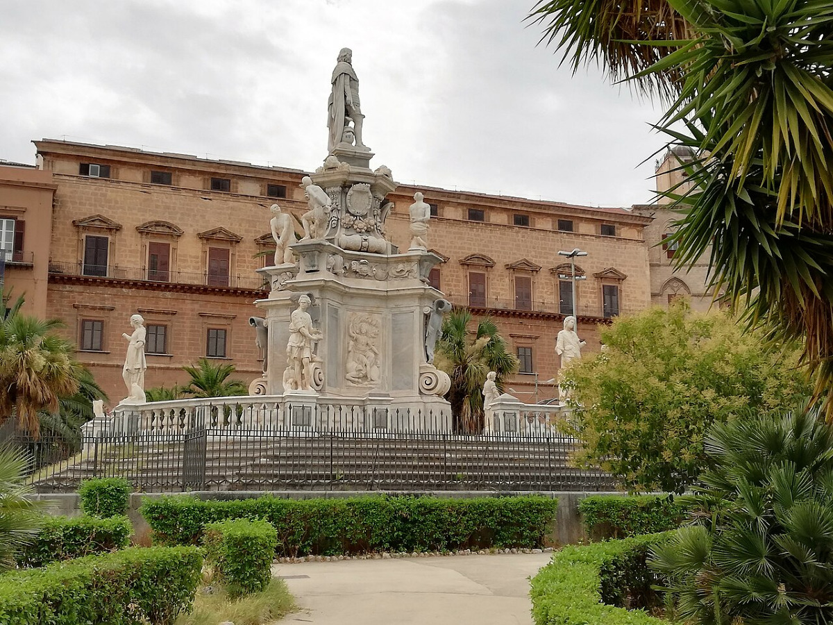 L’enigmatico monumento palermitano che da secoli osserva sovrani e rivolte - Foto: Effems/Wikipedia