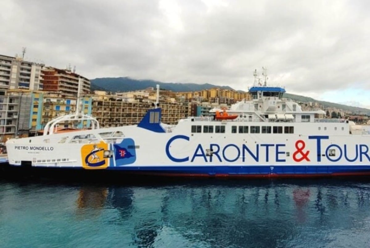 Tragica mattina sullo Stretto di Messina | Uomo perde la vita sul traghetto - Credit Foto Inarrestabili