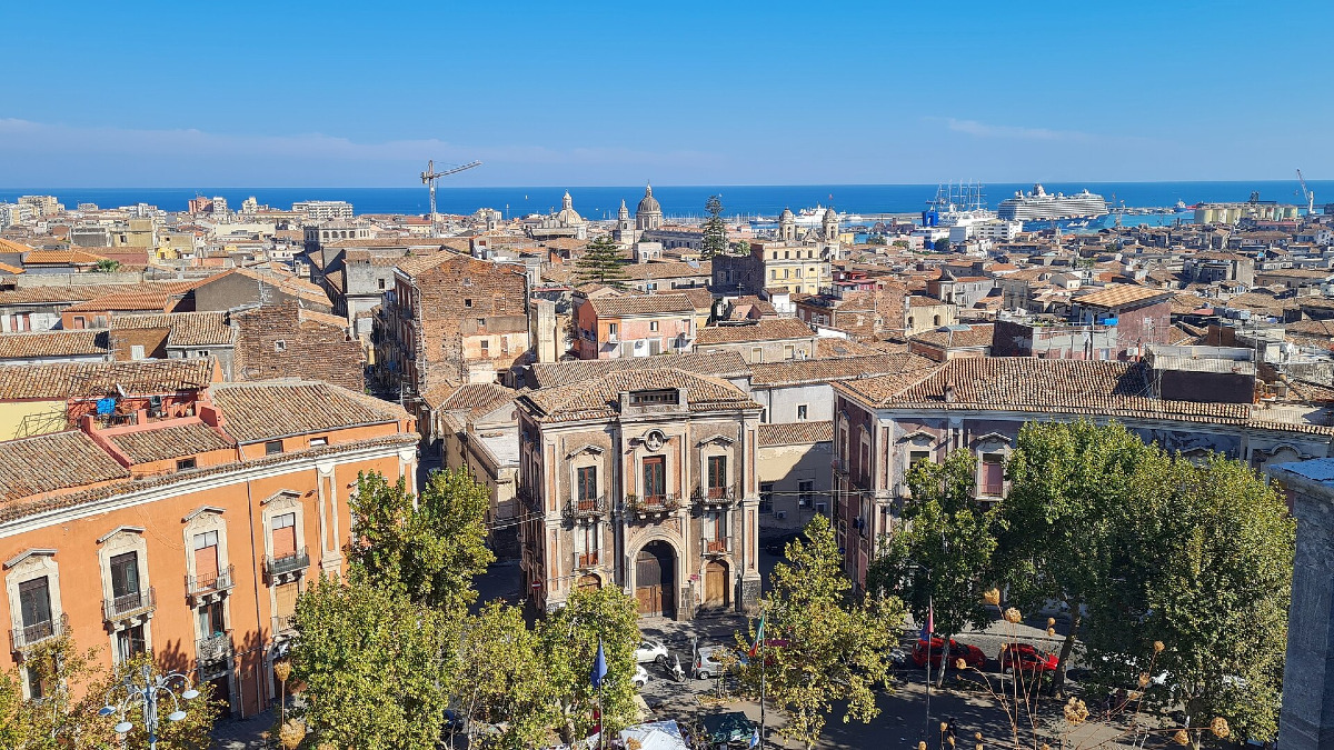 La piazza che nascondeva un gigante sepolto: da monastero abbandonato a cuore segreto di Catania - Foto: Derbrauni/Wikipedia