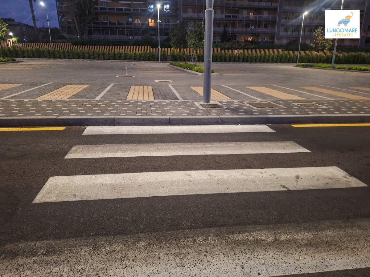 "È davvero incredibile", Lungomare Liberato segnala l'irregolarità delle strisce pedonali a Catania - Credit foto Lungomare Liberato
