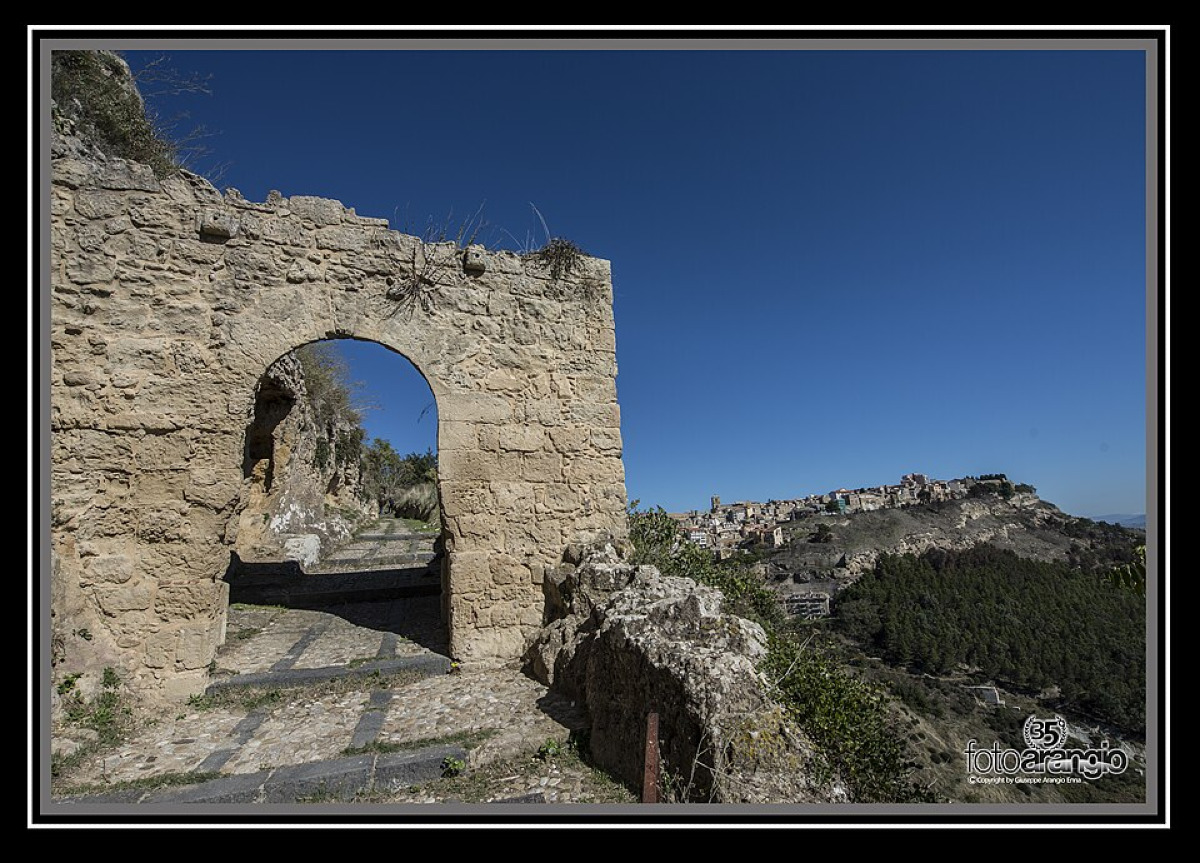 Il varco nascosto di Enna che pochi conoscono e che pochi hanno visitato - Foto: Arangiofoto/Wikipedia