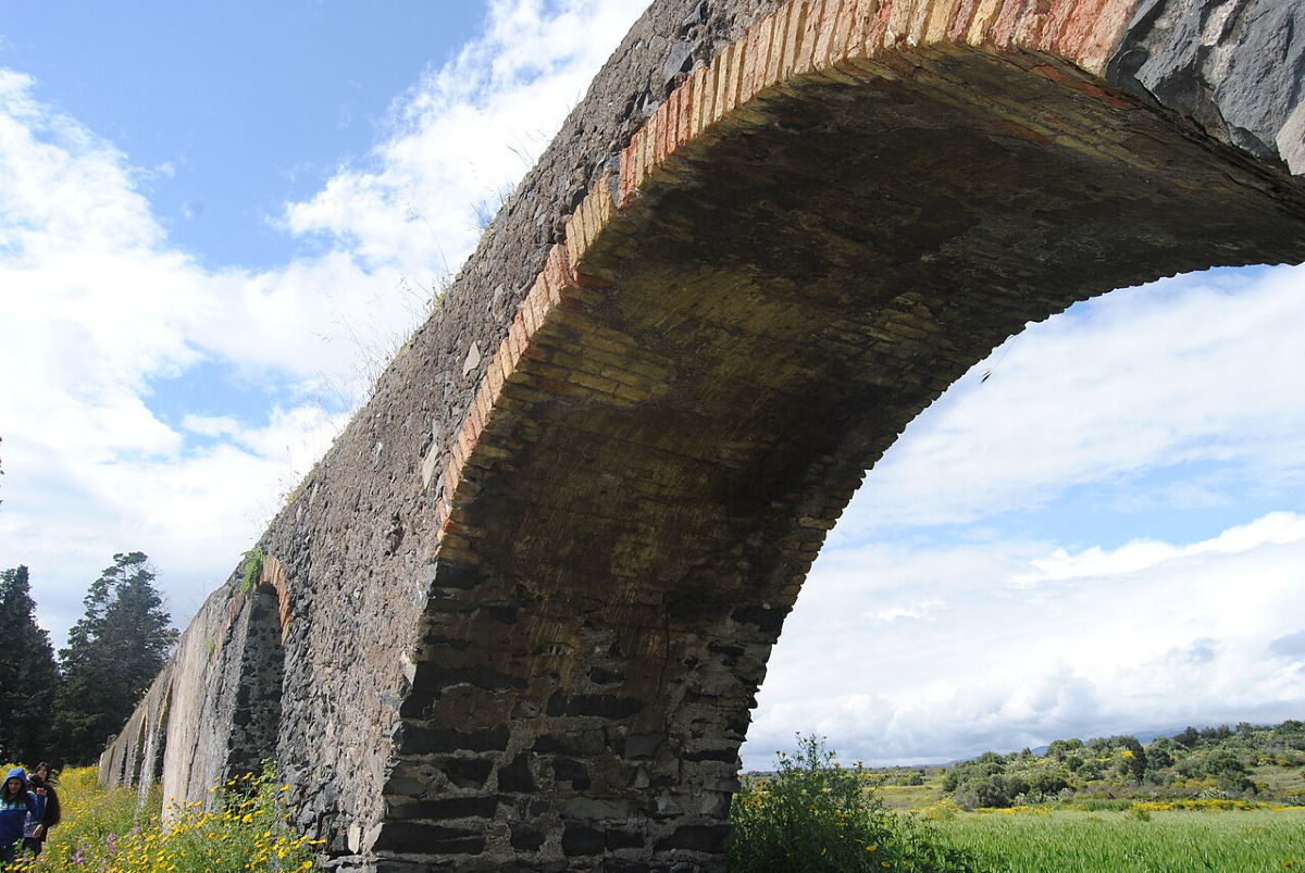 Sotto la città dorme un fiume invisibile: l’opera segreta che diede vita all’antica Catania - Foto: Archeo/Wikipedia
