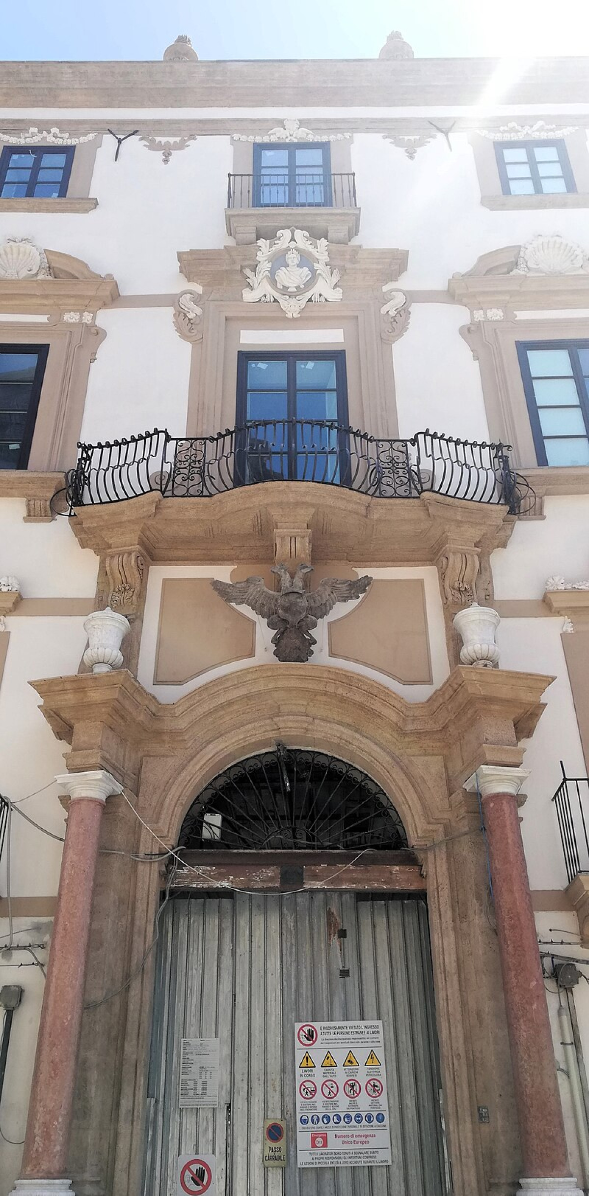 Il meraviglioso palazzo che a Palermo racconta l’ascesa e la caduta di un’antica nobiltà - Foto: Effems/Wikipedia