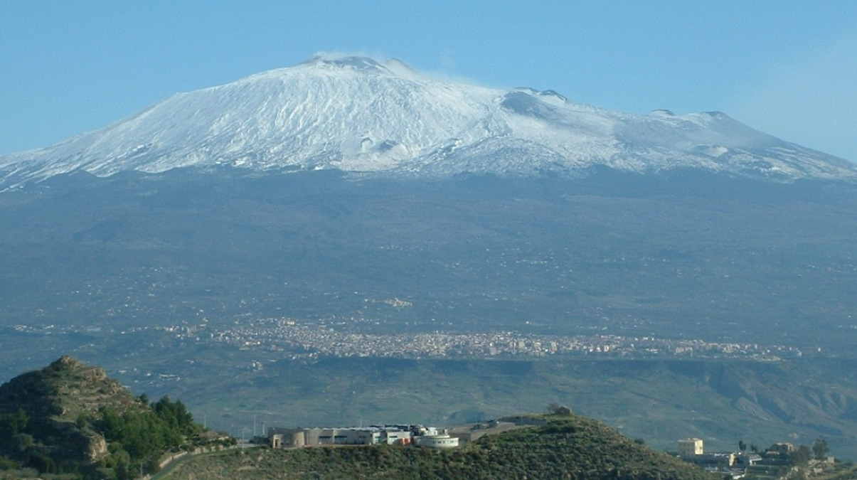 La città di pietra che l’Etna provò a cancellare e che ancora oggi nasconde un segreto sotto le sue mura - Foto: Azotoliquido/Wikipedia