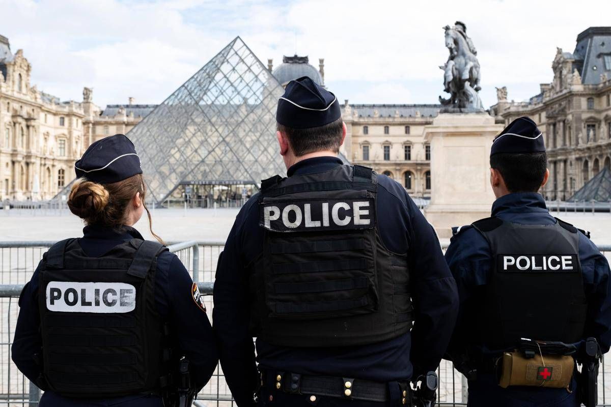 Furto al Louvre, ora i gioielli della Corona rischiano la distruzione: é corsa contro il tempo -