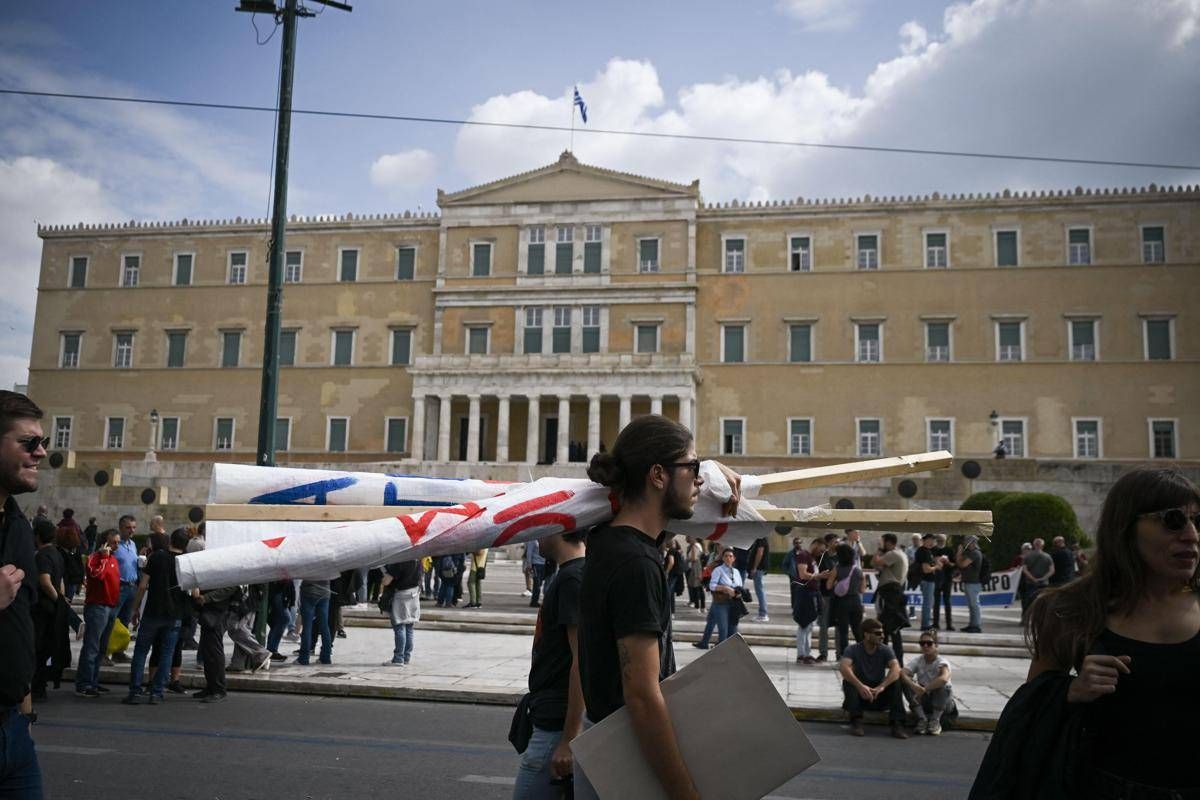 Grecia, giornata lavorativa di 13 ore: il Parlamento approva la legge - 