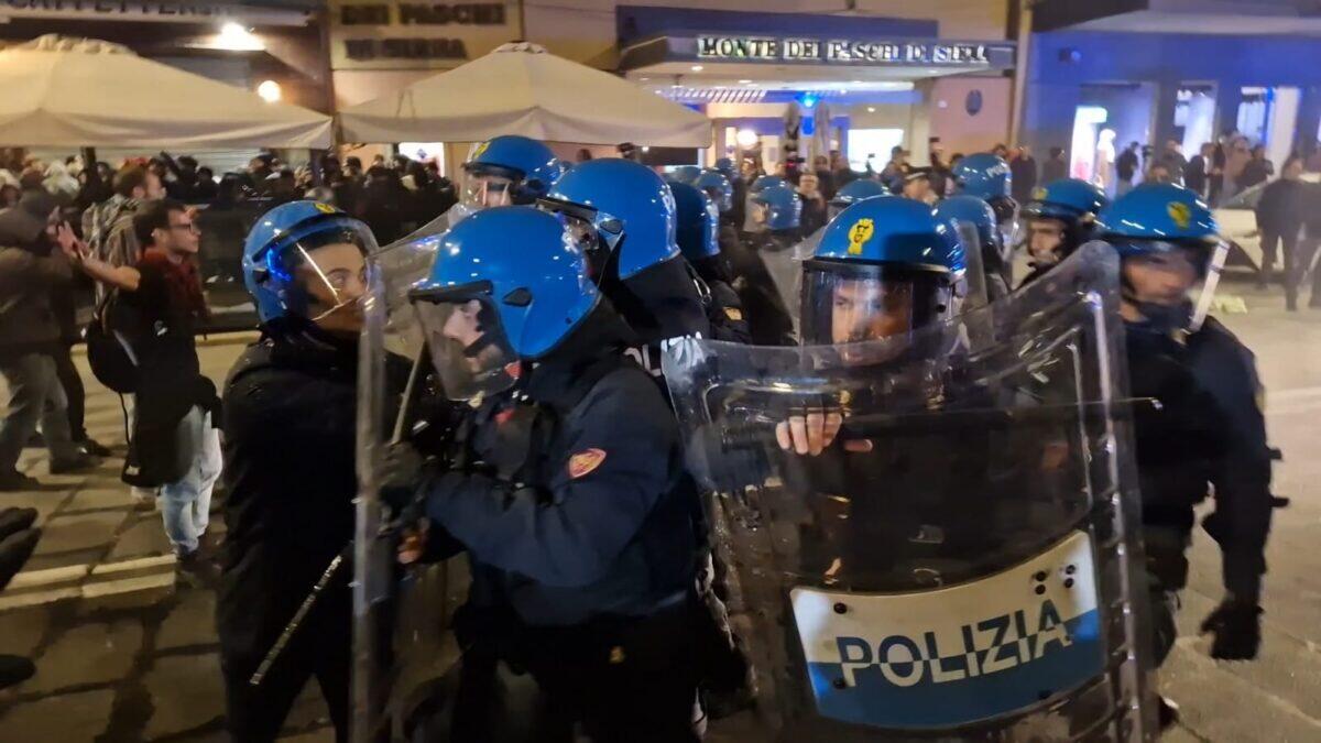 Scontri a Bologna: un presidio vietato diventa campo di battaglia | Cosa nasconde realmente questa tensione tra manifestanti e forze dell'ordine? - 