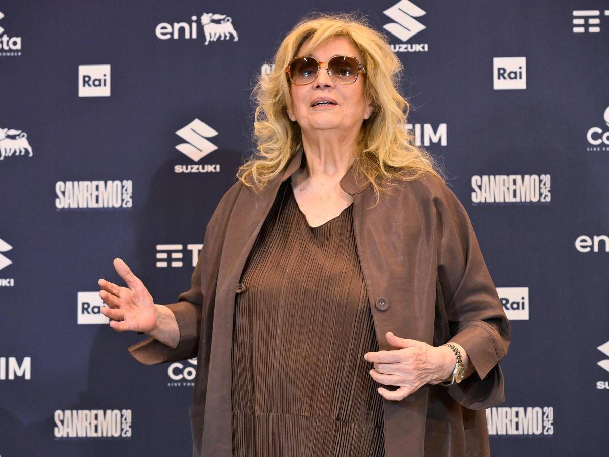 Iva Zanicchi, l'incidente dopo il concerto: saluta i fan e cade a terra - 