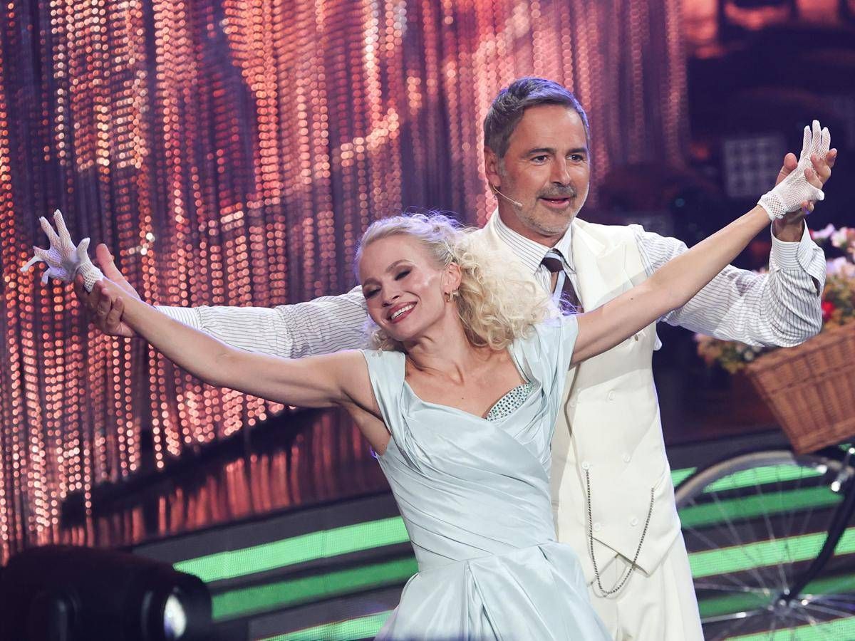 Beppe Convertini replica a Lucarelli: "Io figlio di due persone medie straordinarie" - 