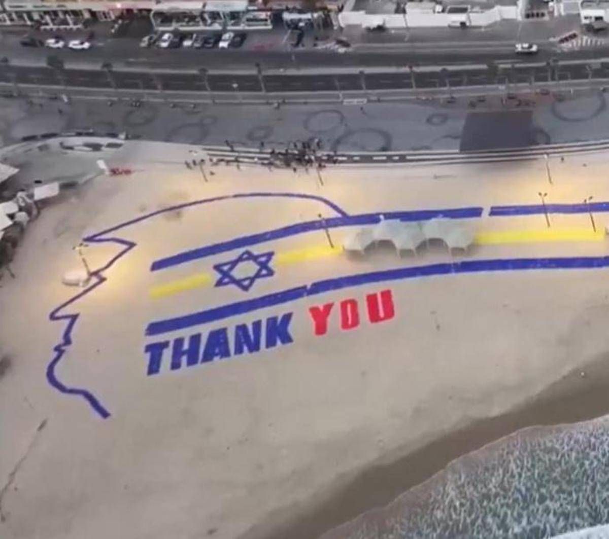 Trump arriva in Israele, un enorme 'grazie' sulla spiaggia: il messaggio speciale - 