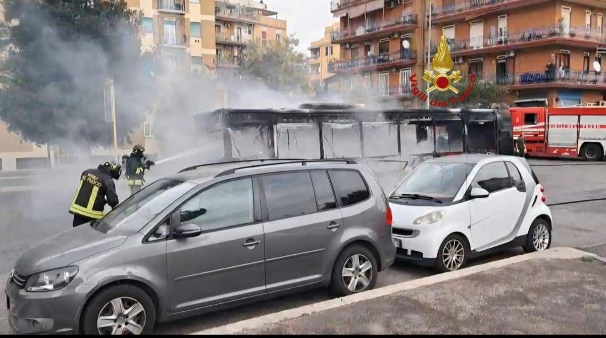 Roma, bus in fiamme: nessun passeggero ferito - 
