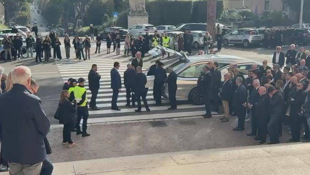 Incidente sulla Colombo, l'arrivo della bara bianca di Beatrice Bellucci - 