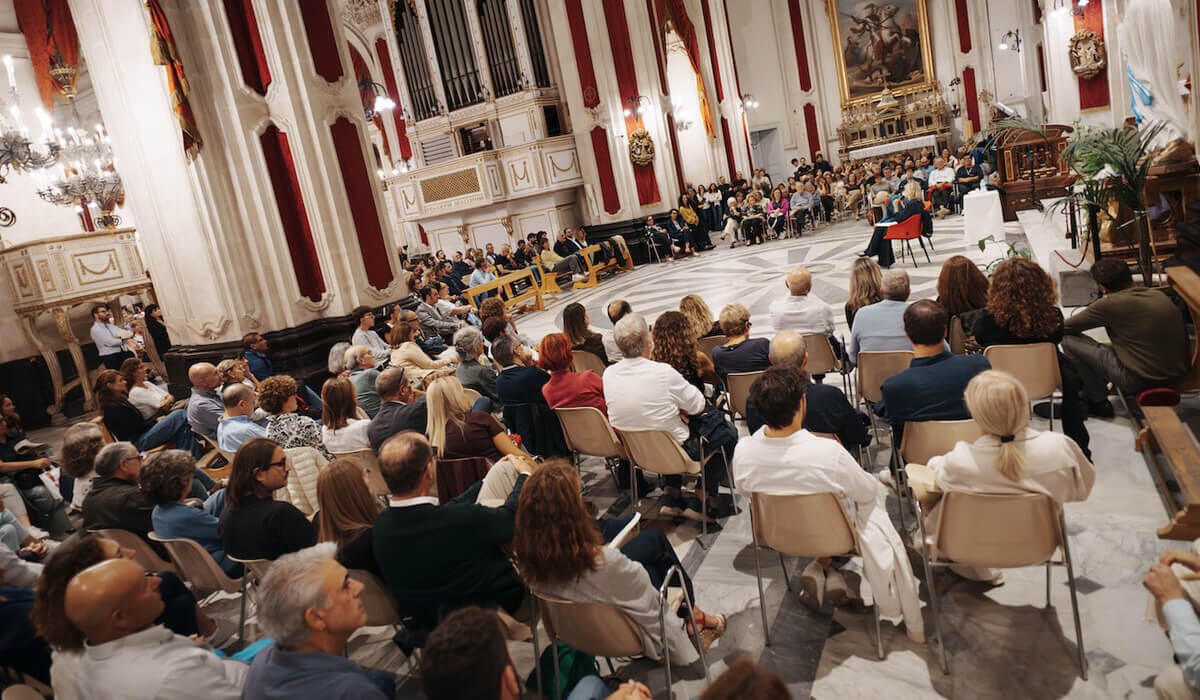 Ragusa Ibla si trasforma in un festival di felicità | La sorprendente connessione tra teatro e comunità che non ti aspetti! - 