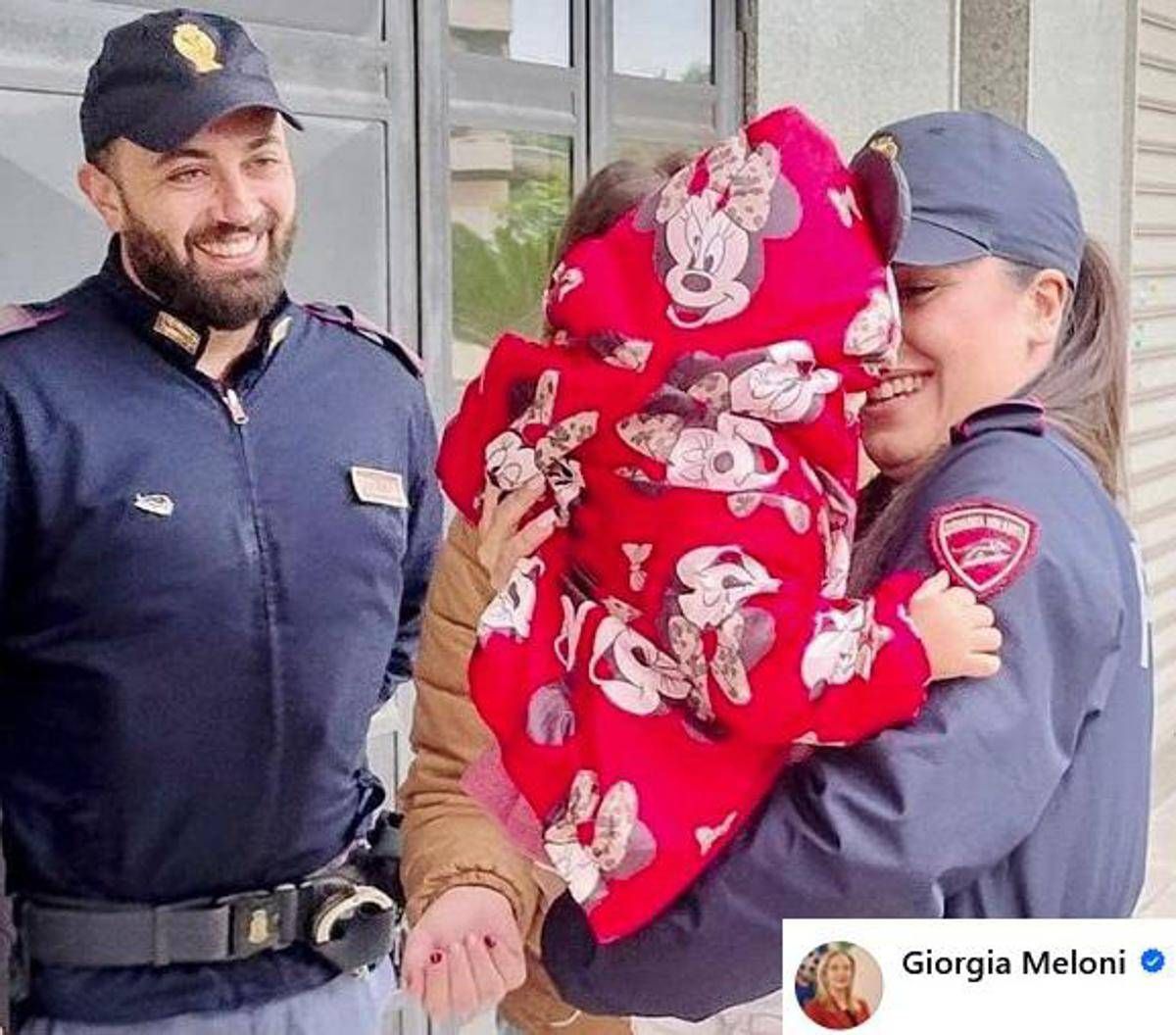 Poliziotti scortano papà che porta figlia in ospedale. Meloni: "Eroi!" - 