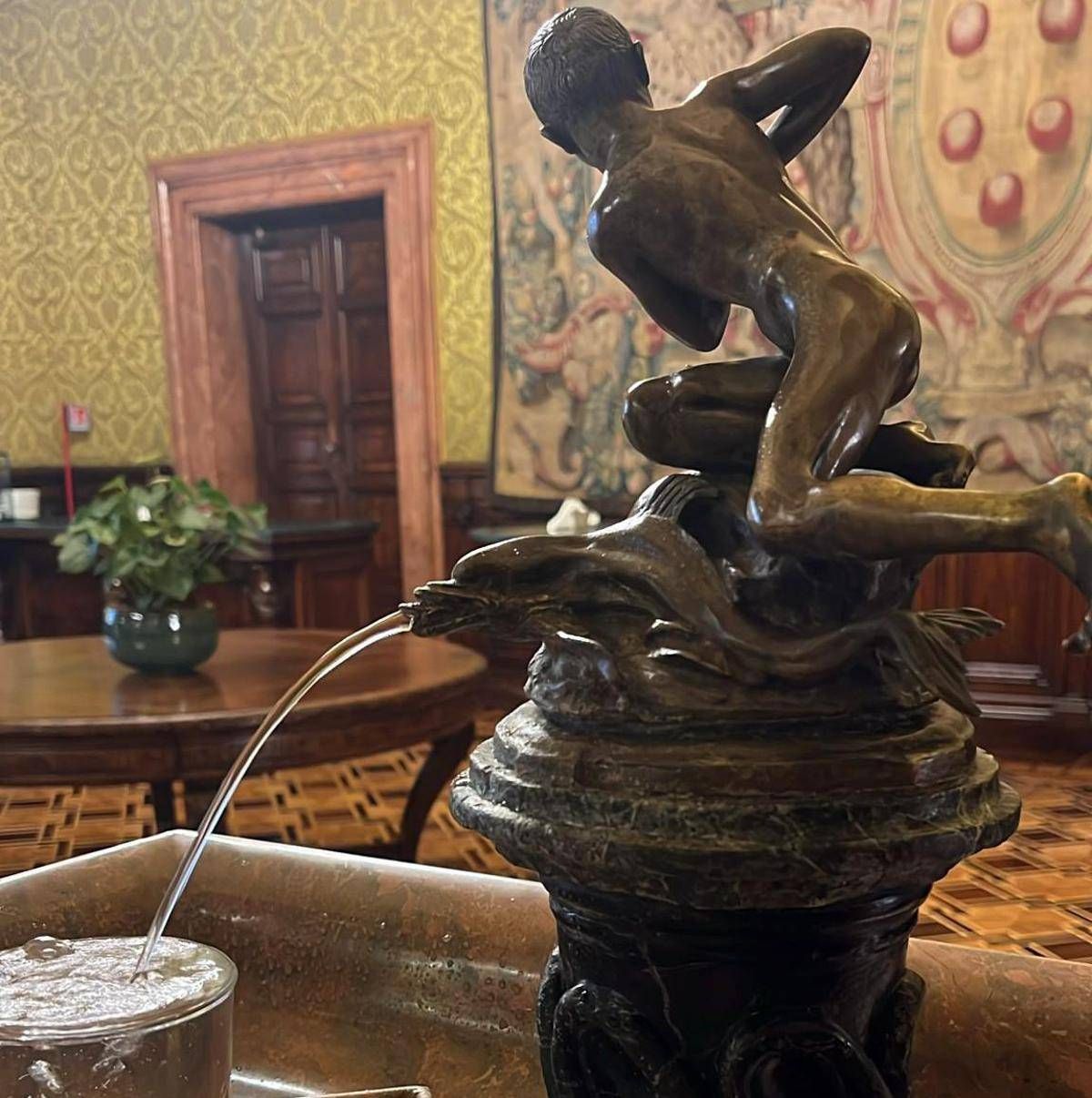 In Senato torna l'acquaiolo, fine del giallo sulla fontanella portafortuna di Togliatti e Andreotti -