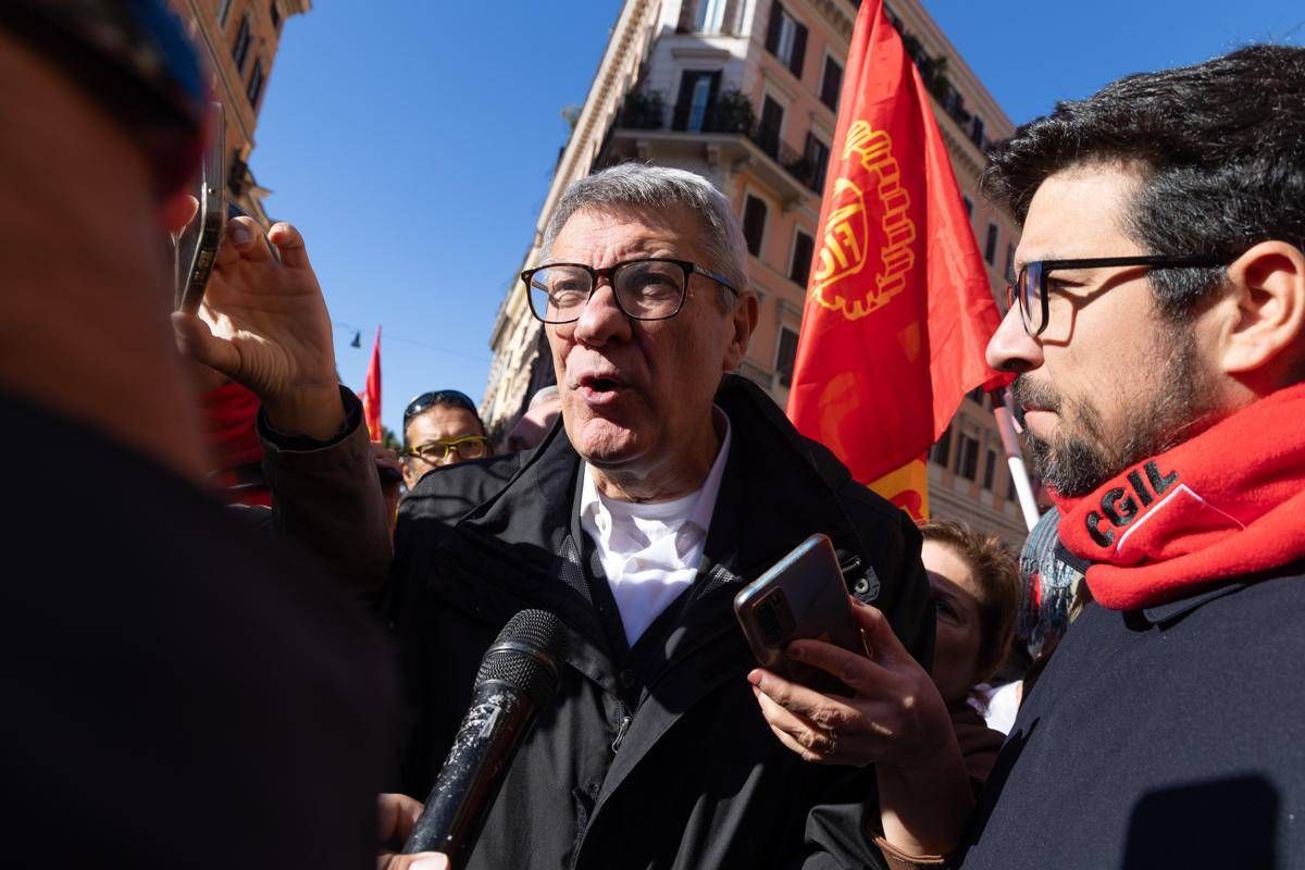 Manifestazione Cgil oggi a Roma, Landini: "In piazza cittadini sempre più poveri" - 