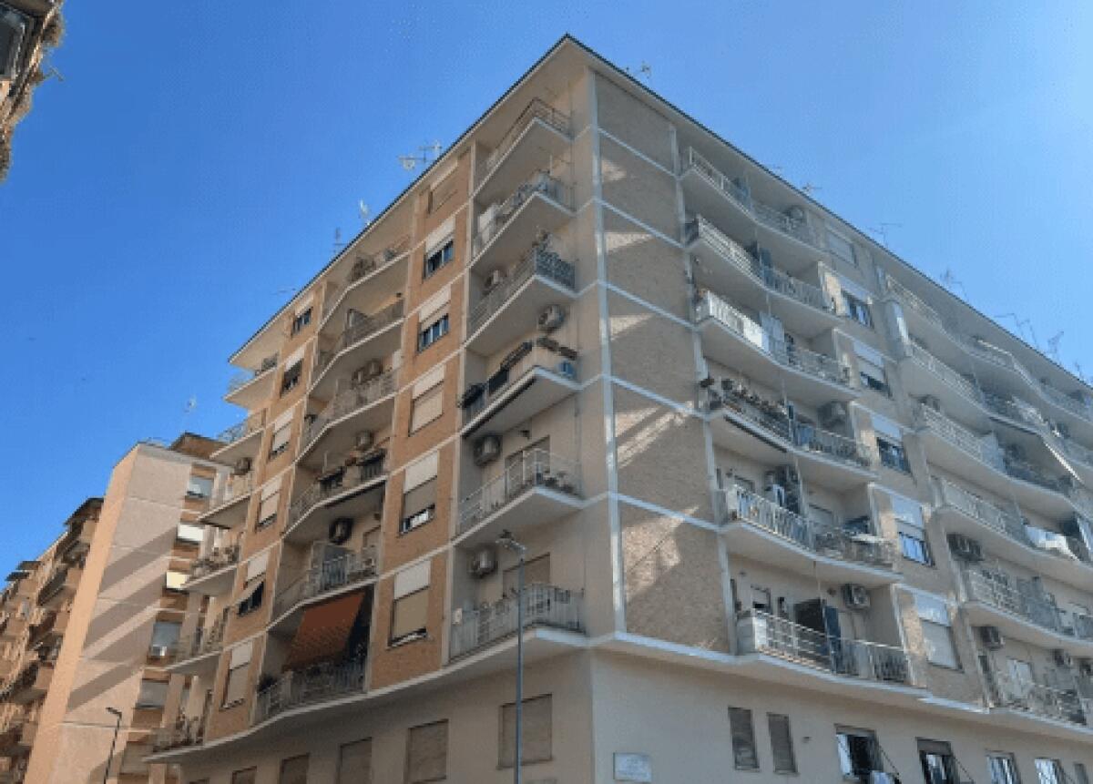 Cade dal balcone mentre saluta la sorella | Una tragica mattina si trasforma in incubo per una famiglia in festa. -