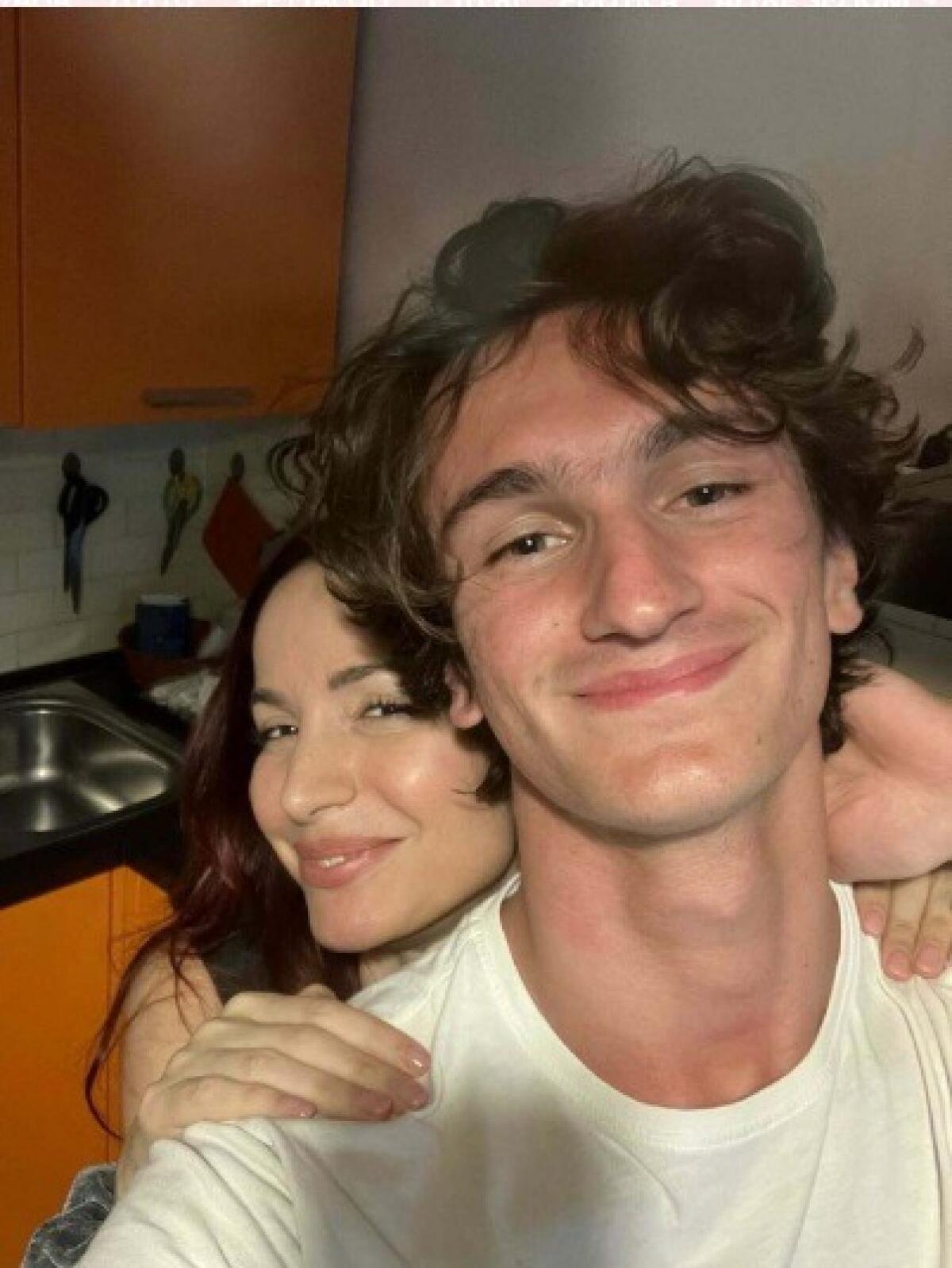 Tragedia a Bellaria: il fratello di una celebre conduttrice perde la vita a soli 18 anni | Il doloroso messaggio del padre che commuove il web - 