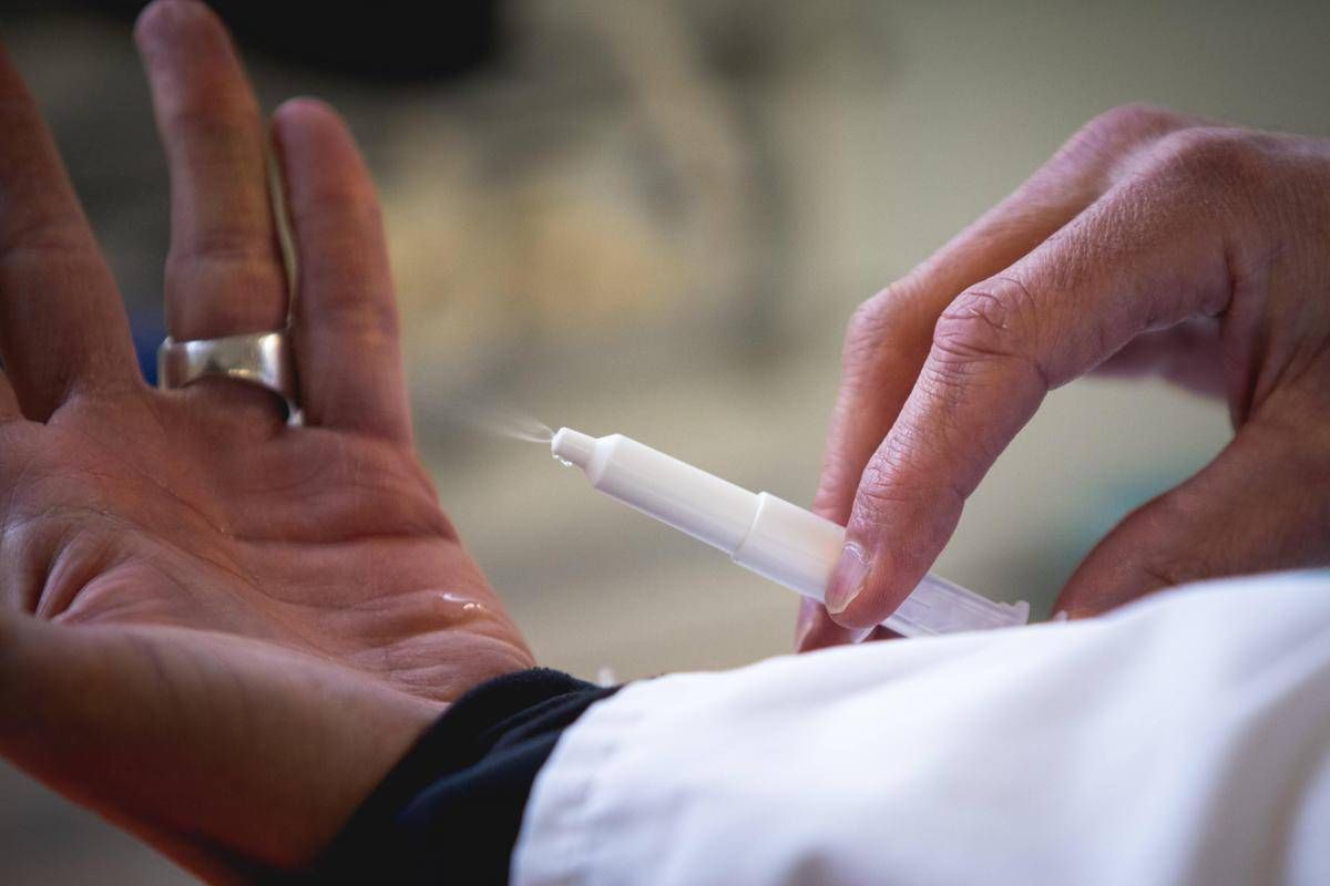 Reazioni allergiche gravi, ora c'è lo spray nasale di adrenalina: quando arriva in Italia -