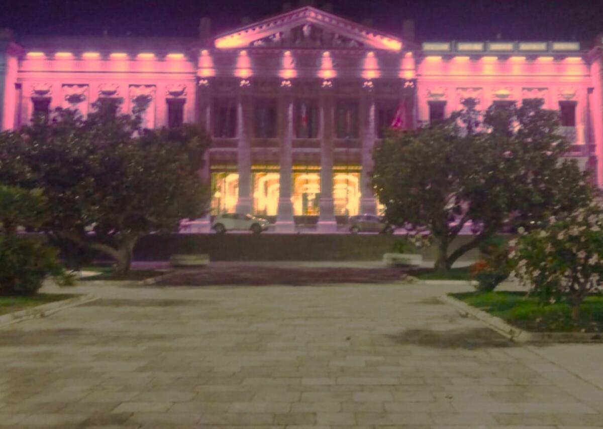 Comune di Messina illumina Palazzo Zanca di rosa | Ecco perché questo gesto segna un cambiamento nella lotta contro il tumore al seno! - 