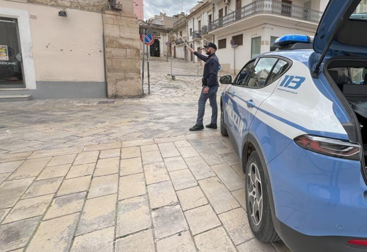 Uomo armato di coltelli in strada a Comiso | La Polizia di Ragusa interviene e svela la verità scioccante! - 