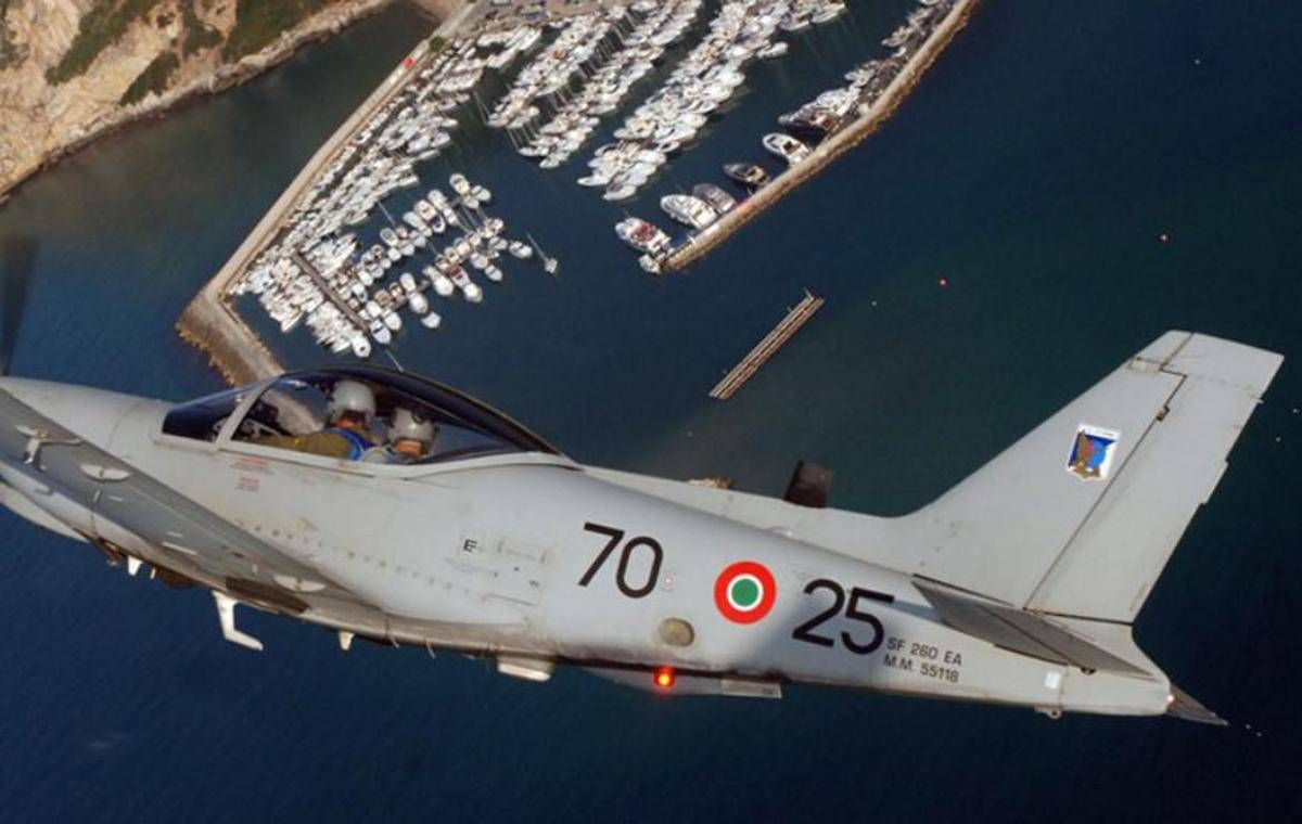 Aereo biposto dell'Aeronautica militare precipitato a Sabaudia, due dispersi -