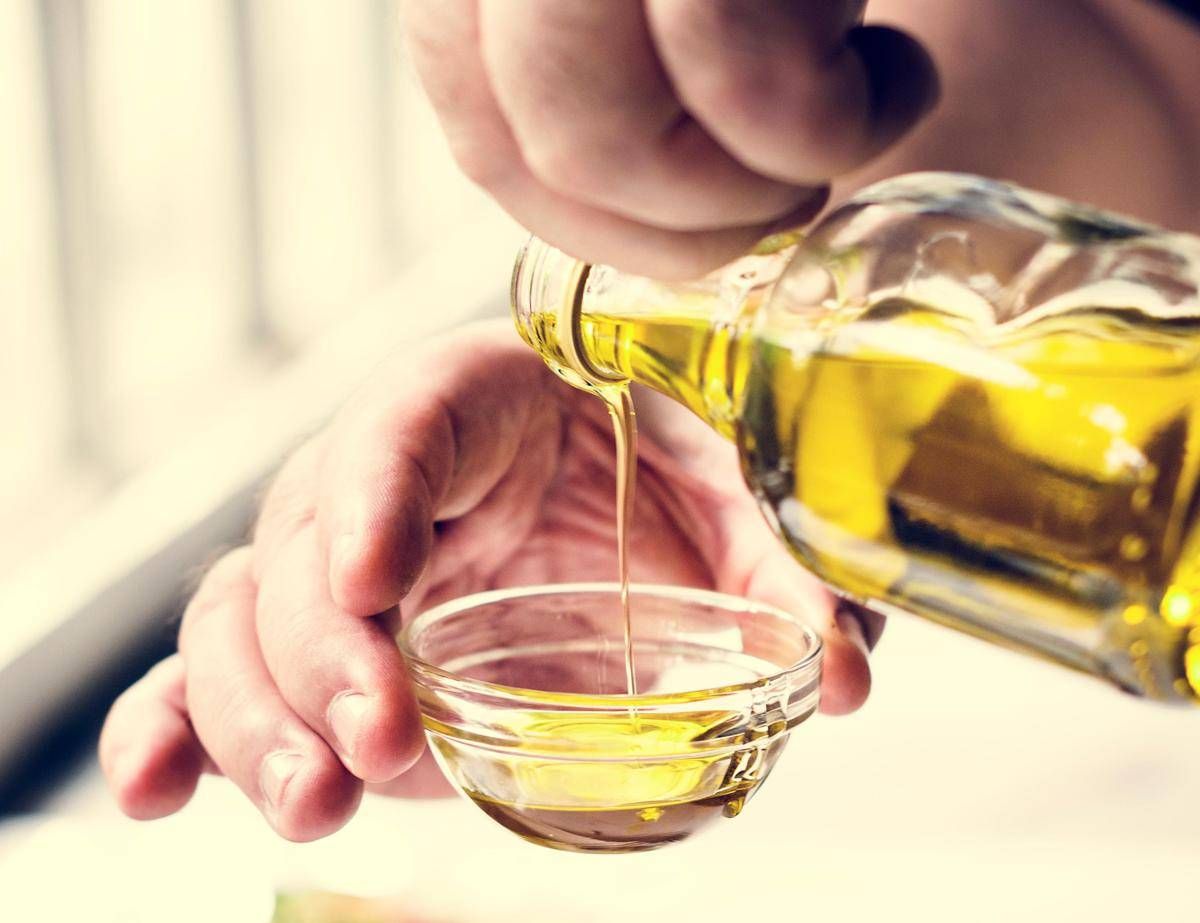 Olio extravergine d'oliva, difende cuore e cervello: tutte le proprietà - 