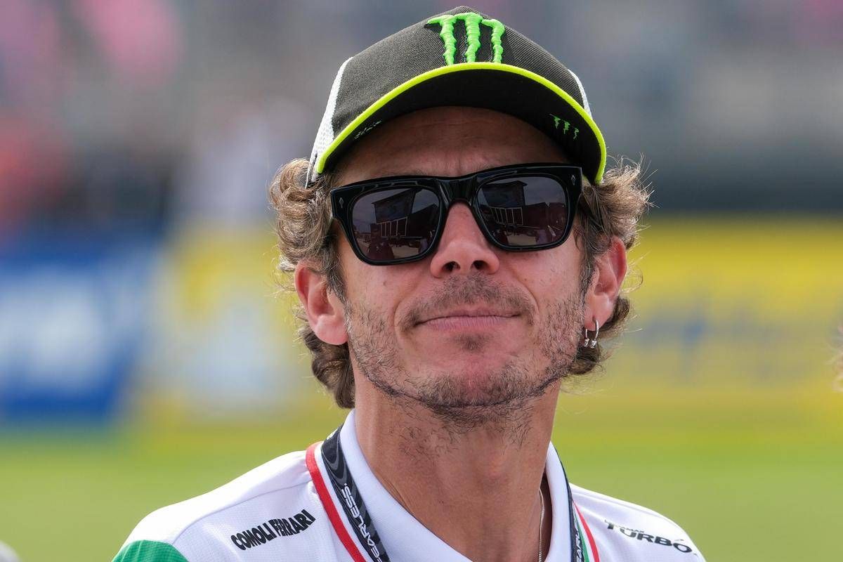 Valentino Rossi leggendario, trionfo a Indianapolis 17 anni dopo lo storico duello con Hayden -