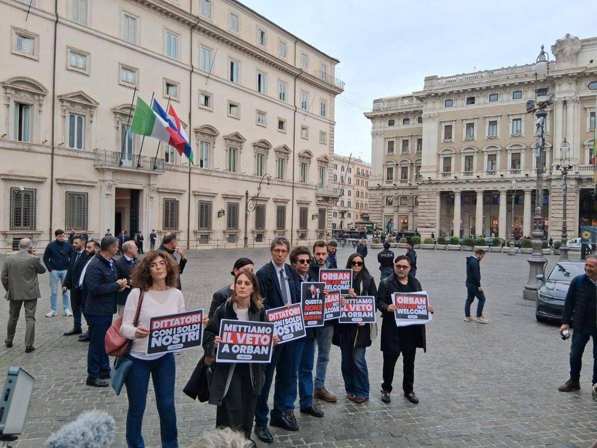 Flash mob +Europa contro Orban a Palazzo Chigi: "Dittatore con i soldi nostri" - 