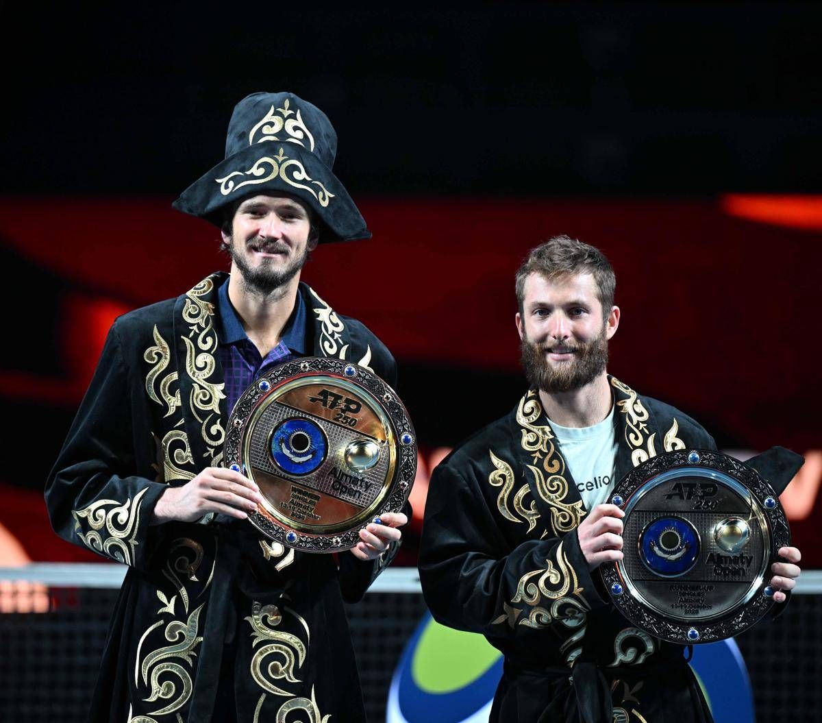 Medvedev, trionfo ad Almaty e primo successo dal 2023: lo 'strano' abito per la premiazione -