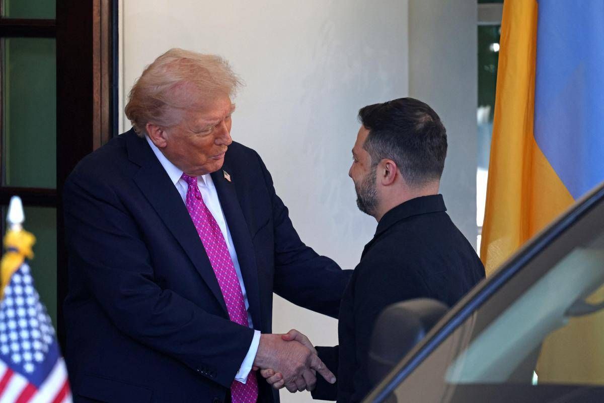 Zelensky e la giacca nera alla Casa Bianca, Trump: "Ha un bel look" -