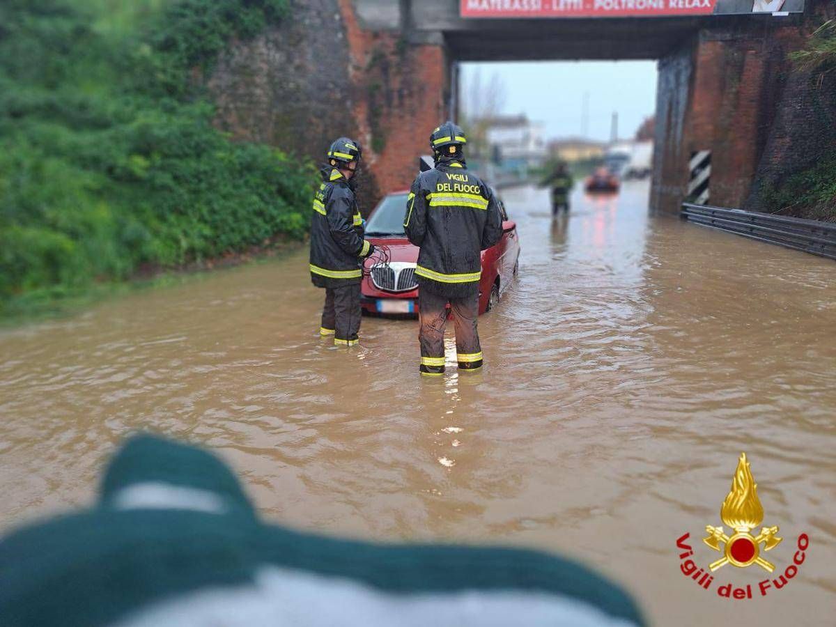 Maltempo in Toscana, a Pistoia evacuata una scuola e salvate due persone intrappolate in auto -