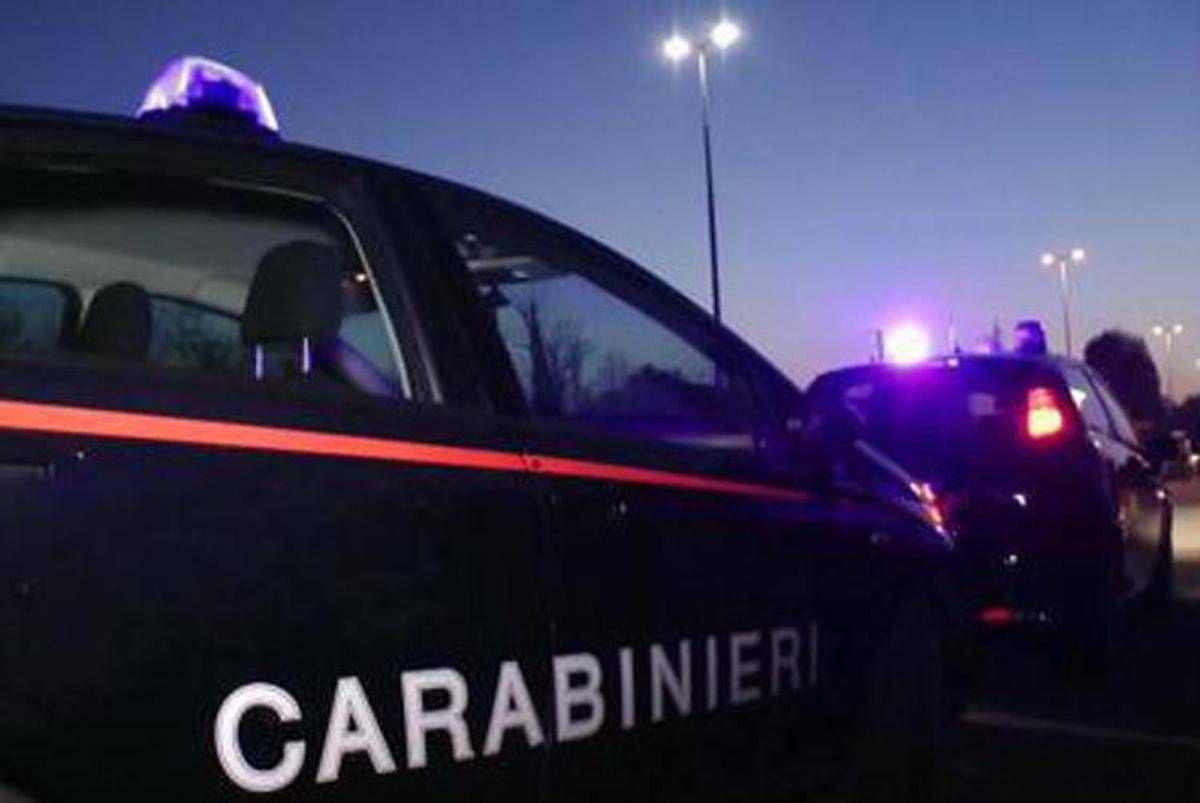 Orrore nel Bresciano: violentata, torturata e abbandonata in strada con mani e piedi legati -
