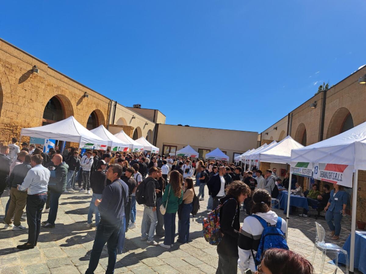 Fiera del Lavoro a Caltanissetta | Scopri perché 2000 persone hanno scelto di partecipare e come questo evento potrebbe cambiare il futuro dei giovani! - 