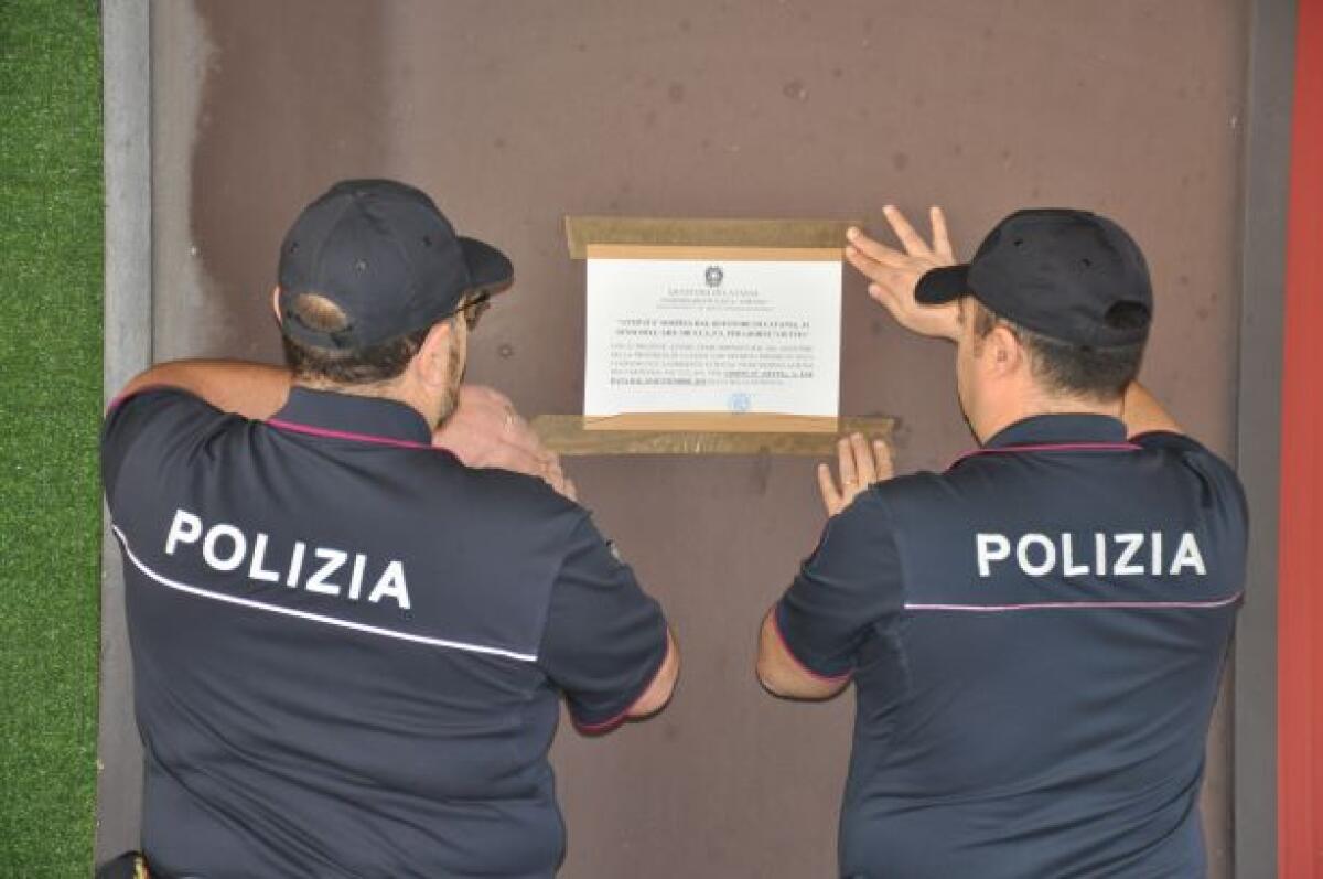 Chiusura del chiosco a Catania | La Polizia svela un segreto inquietante sui clienti! - 