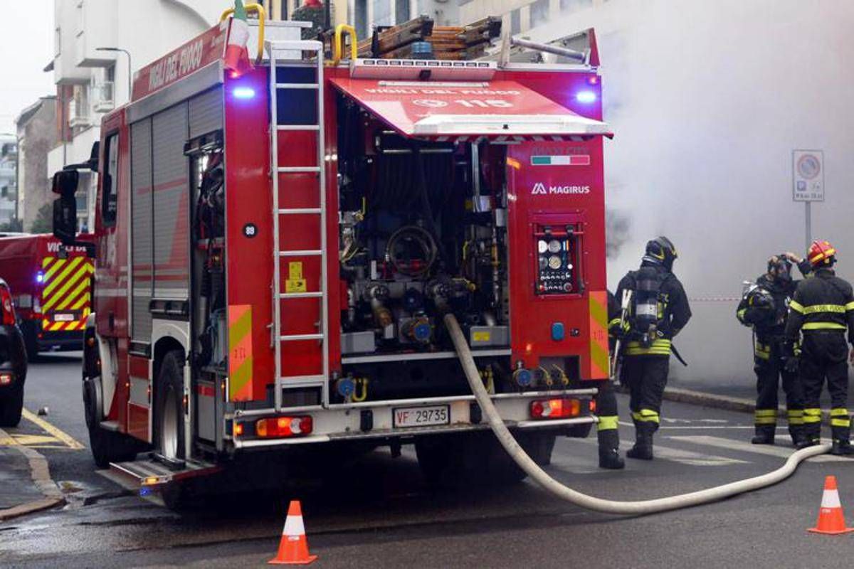 Roma, bombola di gas esplode sulla Prenestina: auto in fiamme, alta colonna di fumo - 