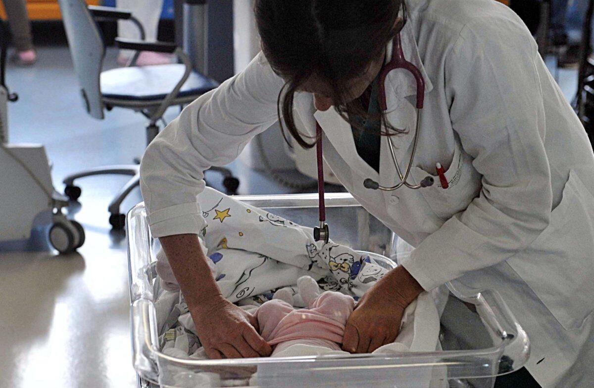 Partorisce in casa e abbandona la figlia in un cassonetto | La verità che nasconde una famiglia in crisi? - 