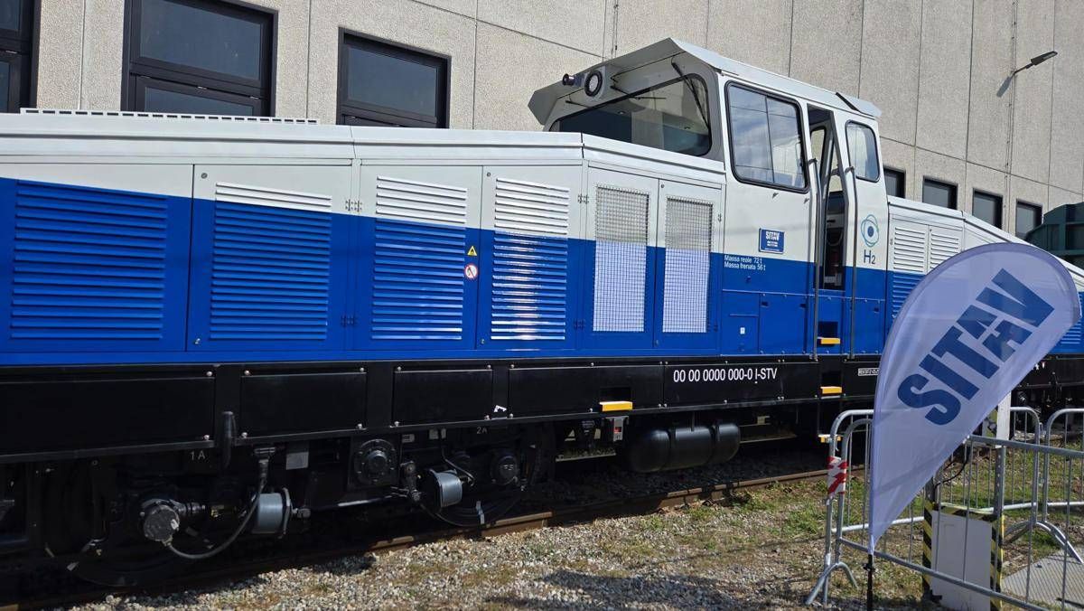 Presentata Fenhyce, la locomotiva di Sitav a idrogeno per il trasporto merci - 